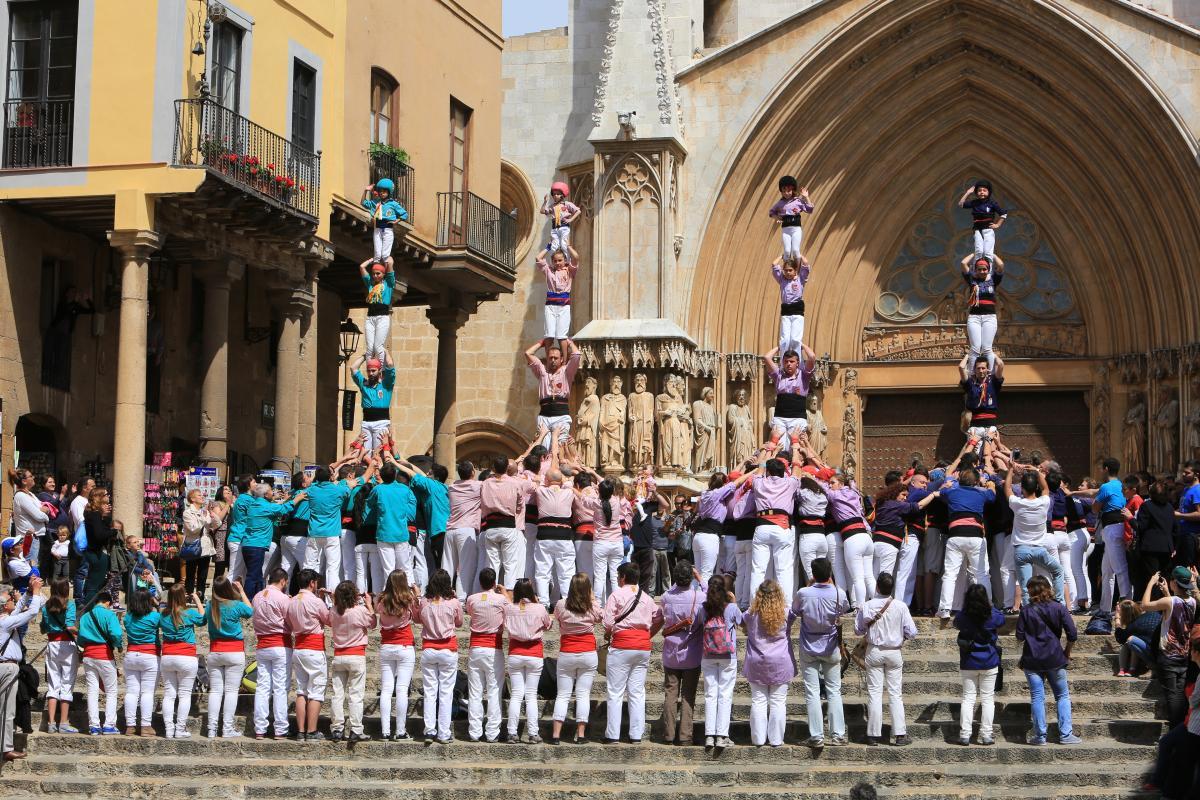 Colles castelleres davant la Catedral de Tarragona / ©Tarragona Turisme-Manel R. Granell